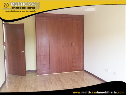 Casa Comercial en Venta a Crédito de Tres Departamentos Sector Gonzalez Suarez Cuenca-Ecuador