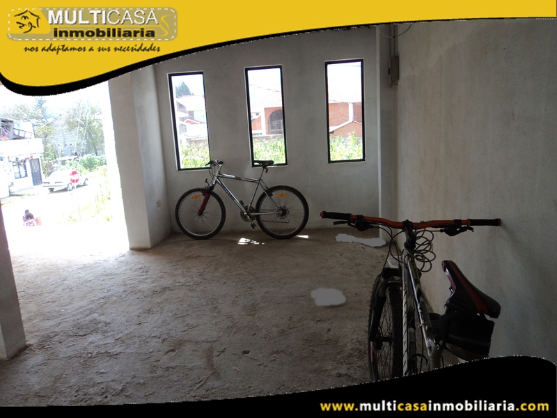 Casa Comercial por Terminar en Venta a Crédito con Local Comercial Sector Ricaurte Cuenca-Ecuador