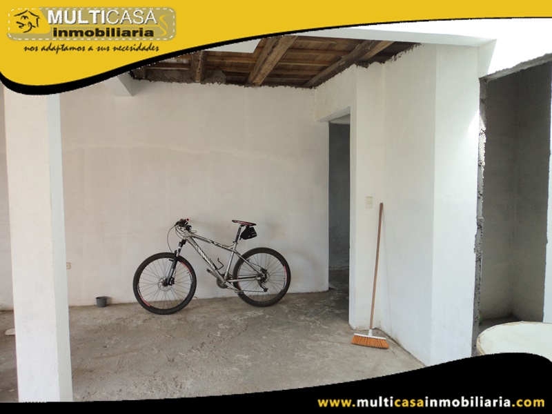 Casa Comercial por Terminar en Venta a Crédito con Local Comercial Sector Ricaurte Cuenca-Ecuador