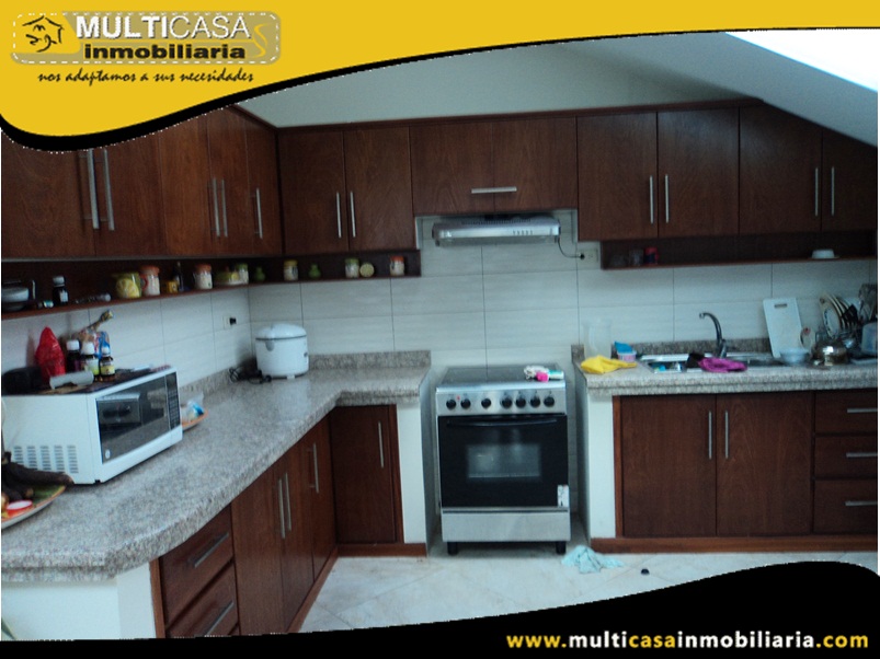 Edificio de diez departamentos en Venta a Crédito con Local Comercial Sector Monay Shopping Cuenca-Ecuador