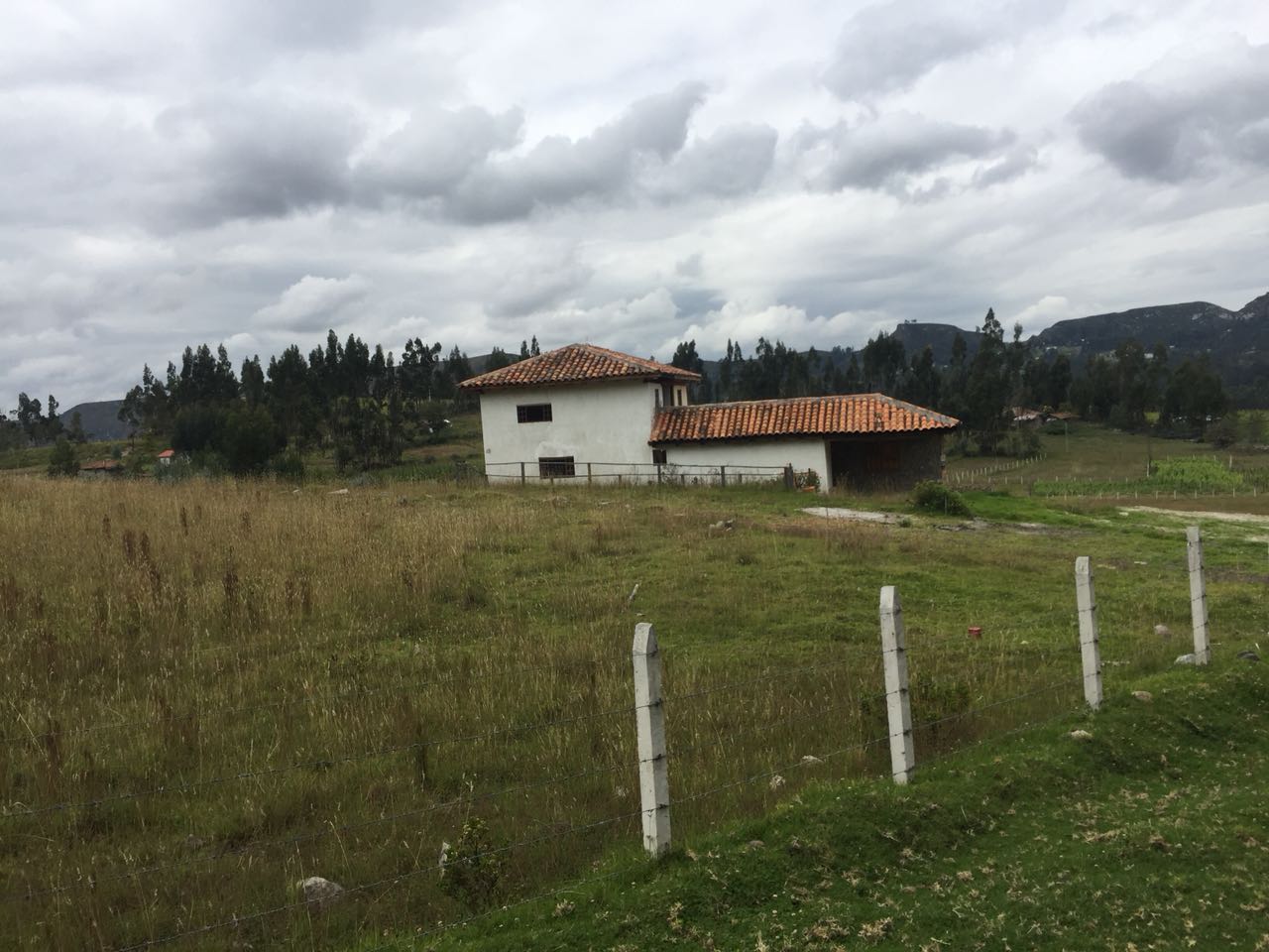 Lote en venta a Crédito con Casa Sector Deleg-Ecuador