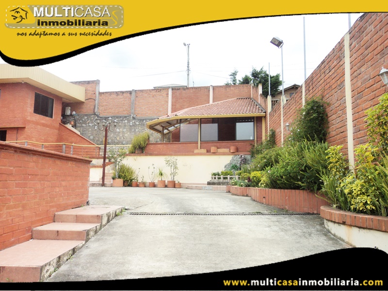 Casa Comercial en Venta a Crédito con tres locales para eventos Sector Sayausí Cuenca-Ecuador