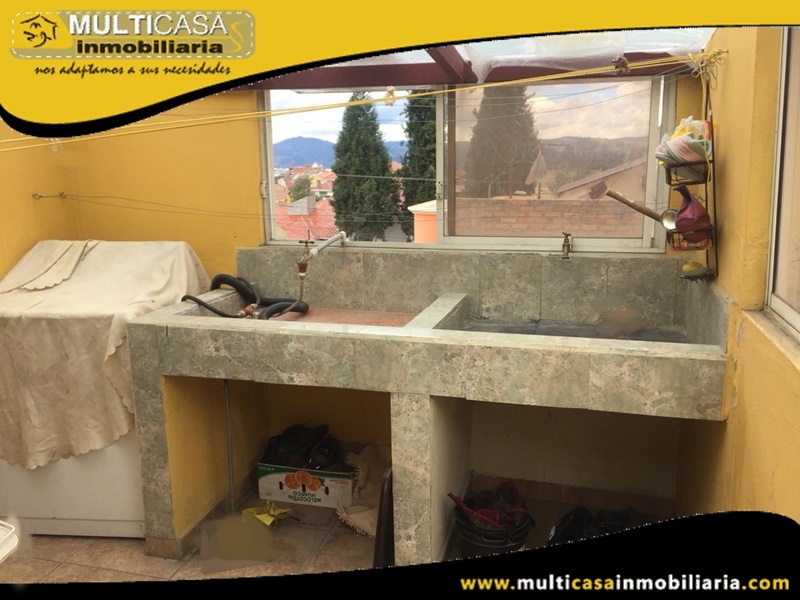 Casa Rentera en Venta de Cuatro Departamentos Independientes Sector Feria Libre Cuenca-Ecuador
