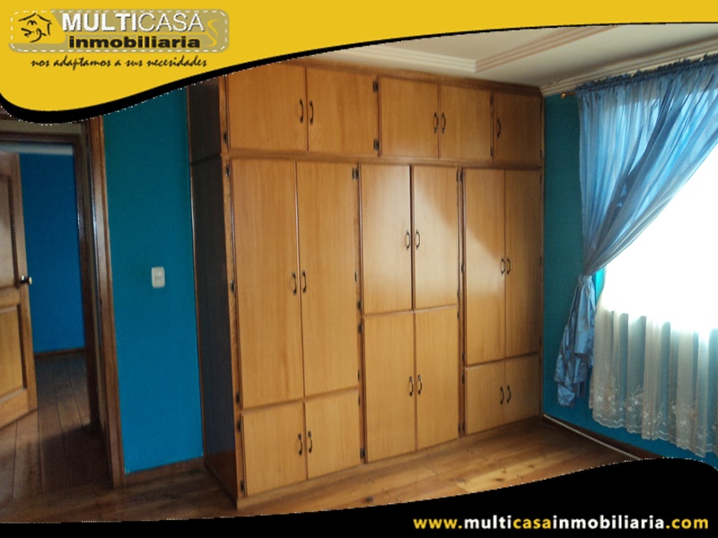 Casa Rentera en Venta de Cuatro Departamentos Independientes Sector Feria Libre Cuenca-Ecuador