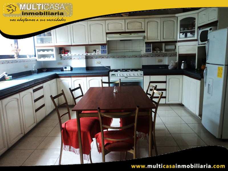 Edificio en Venta a Crédito de Tres Departamentos y Un Local Comercial Sector Héroes de Verdeloma Cuenca - Ecuador