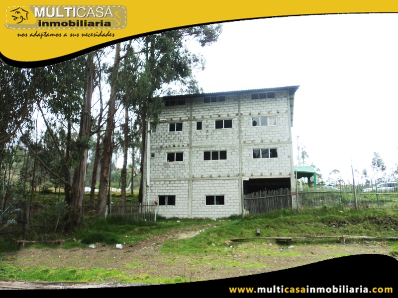 Casa por Terminar de Dos Departamentos con Tres Locales Comerciales  Sector Deleg  Solano - Ecuador