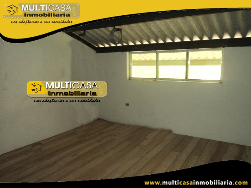 Casa por Terminar de Dos Departamentos con Tres Locales Comerciales  Sector Deleg  Solano - Ecuador