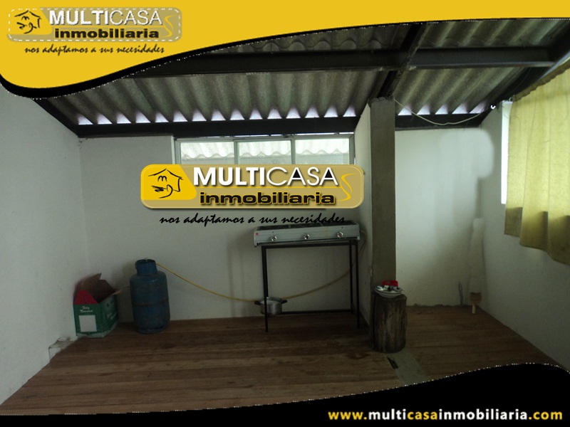 Casa por Terminar de Dos Departamentos con Tres Locales Comerciales  Sector Deleg  Solano - Ecuador