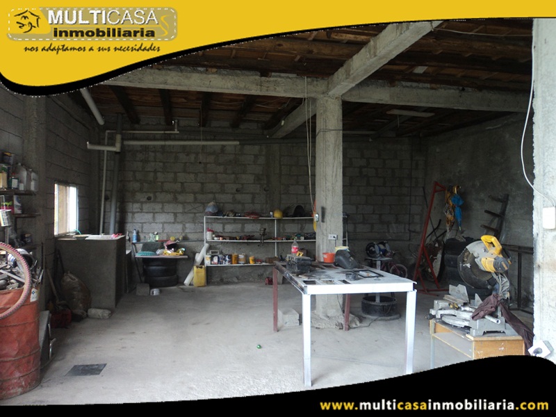 Casa por Terminar de Dos Departamentos con Tres Locales Comerciales  Sector Deleg  Solano - Ecuador