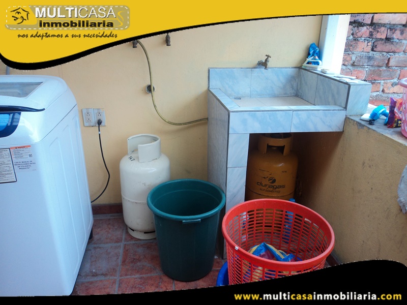 Casa de Tres Pisos más Tres Departamentos en Venta a Crédito Sector Gapal Cuenca-Ecuador