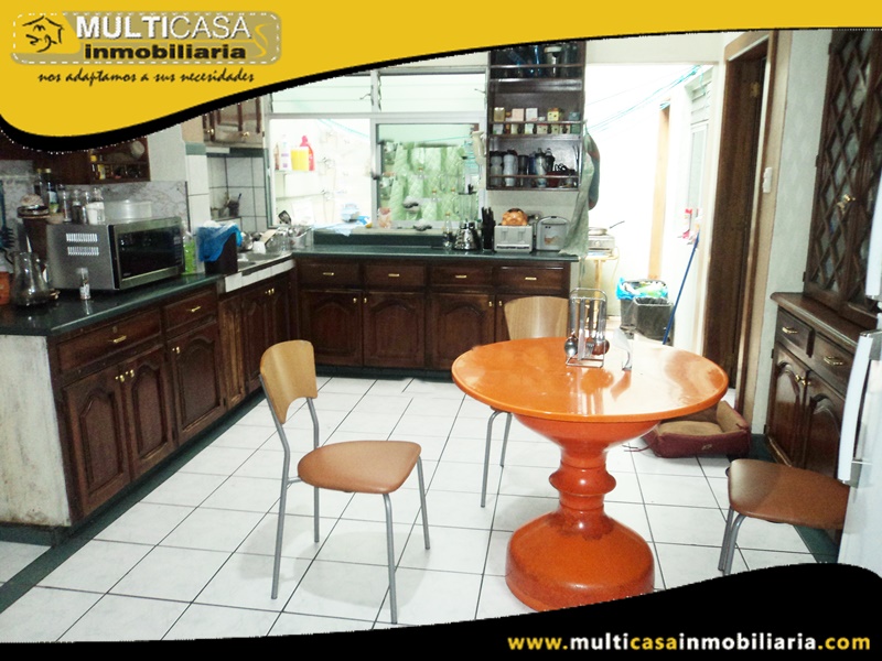 Venta de Casa Comercial a Crédito Sector Mercado 12 de Abril Cuenca-Ecuador