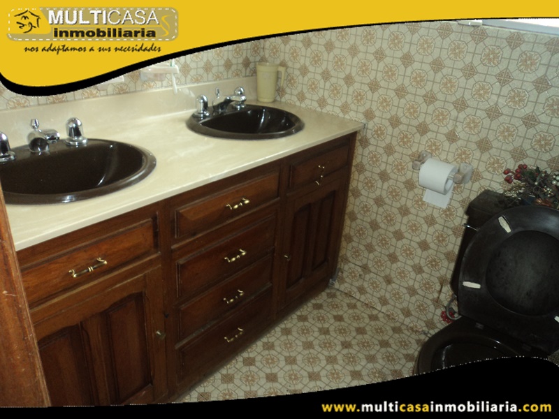 Venta de Casa Comercial a Crédito Sector Mercado 12 de Abril Cuenca-Ecuador