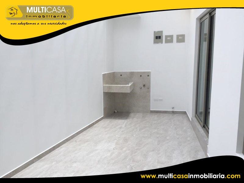 Casa Comercial de Tres departamentos en Venta a Crédito Sector Remigio Crespo Cuenca-Ecuador