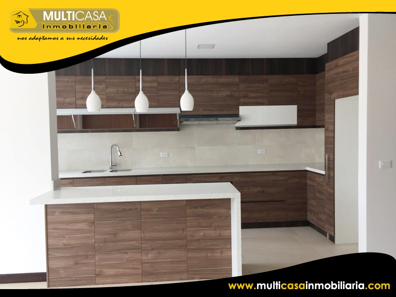 Casa Comercial de Tres departamentos en Venta a Crédito Sector Remigio Crespo Cuenca-Ecuador