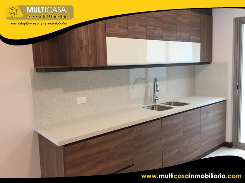 Casa Comercial de Tres departamentos en Venta a Crédito Sector Remigio Crespo Cuenca-Ecuador
