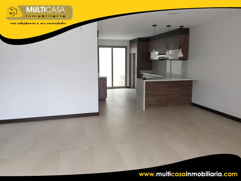 Casa Comercial de Tres departamentos en Venta a Crédito Sector Remigio Crespo Cuenca-Ecuador