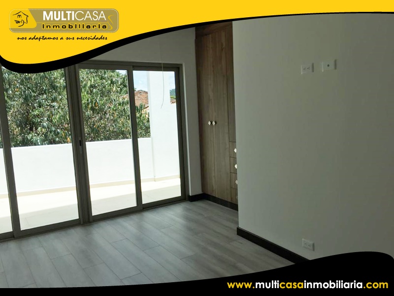 Casa Comercial de Tres departamentos en Venta a Crédito Sector Remigio Crespo Cuenca-Ecuador