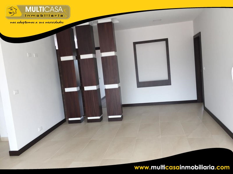 Casa Comercial de Tres departamentos en Venta a Crédito Sector Remigio Crespo Cuenca-Ecuador