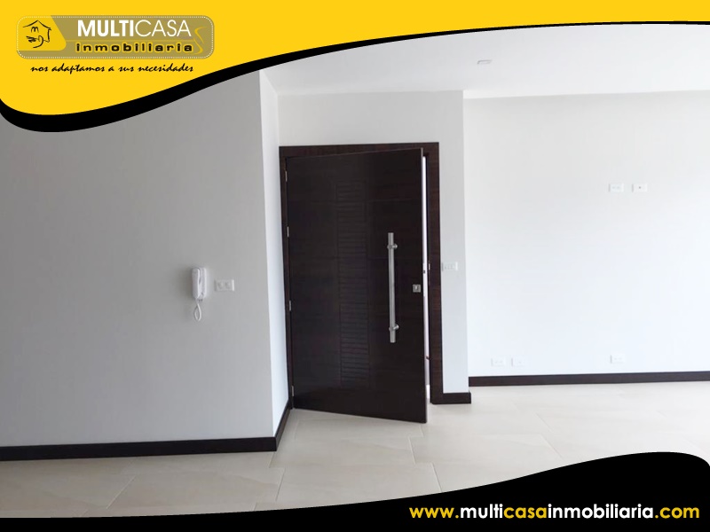 Casa Comercial de Tres departamentos en Venta a Crédito Sector Remigio Crespo Cuenca-Ecuador