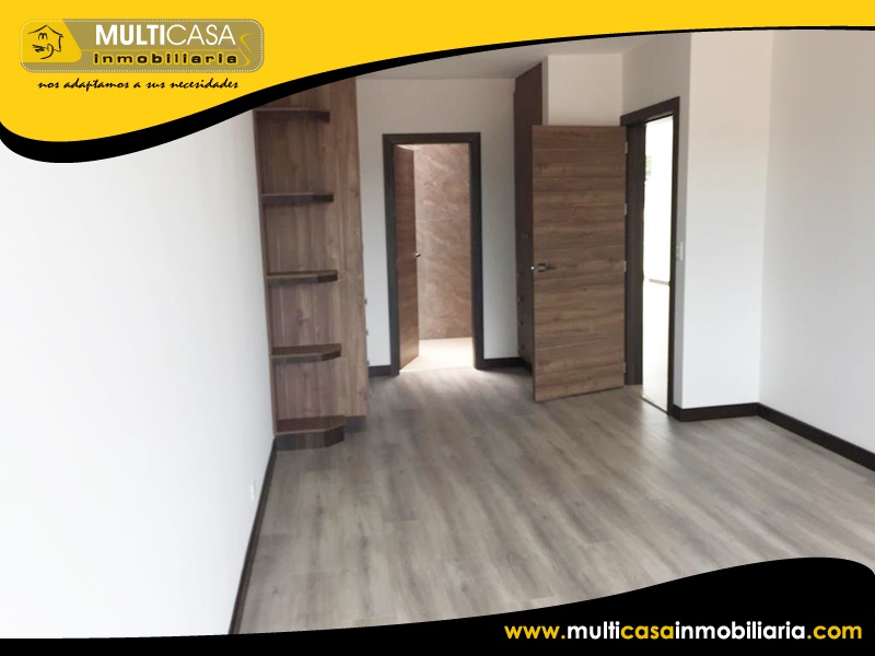Casa Comercial de Tres departamentos en Venta a Crédito Sector Remigio Crespo Cuenca-Ecuador