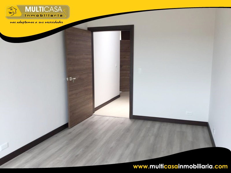 Casa Comercial de Tres departamentos en Venta a Crédito Sector Remigio Crespo Cuenca-Ecuador