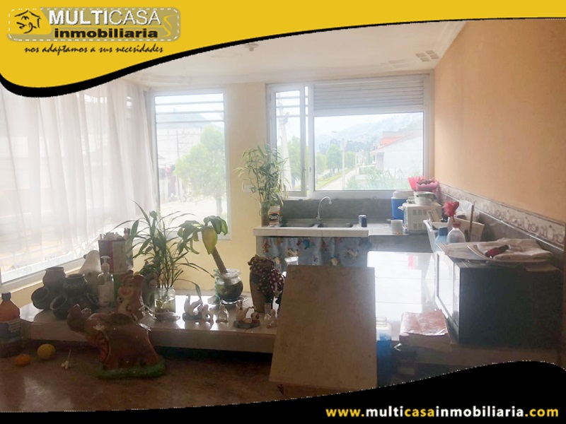 Casa de Dos locales Comerciales y Un departamento en Venta a Crédito Sector Pirincay Paute-Ecuador