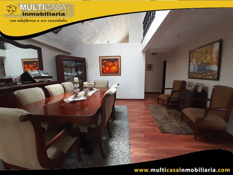 Casa Comercial de dos Departamentos y Amplio Espacio Verde a Crédito Sector Cdla Católica Cuenca -Ecuador