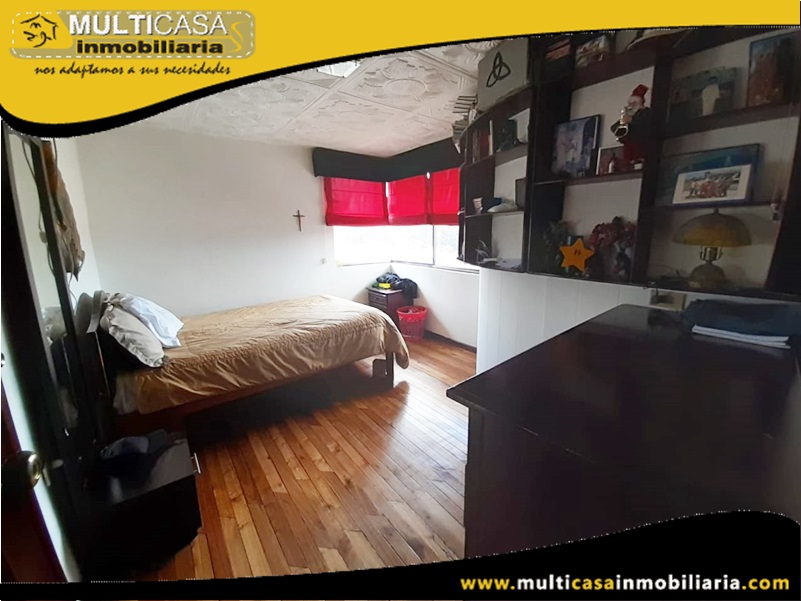 Casa Comercial de dos Departamentos y Amplio Espacio Verde a Crédito Sector Cdla Católica Cuenca -Ecuador