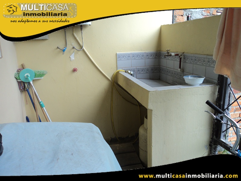 Casa Comercial con Dos Mini Departamentos y Amplio Espacio Verde en Venta a Crédito Sector Uncovia Cuenca-Ecuador