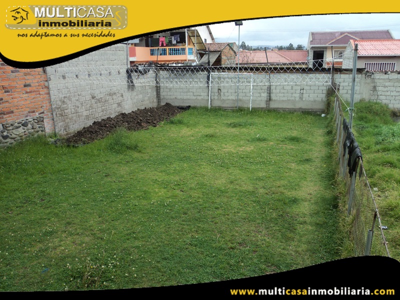 Casa Comercial con Dos Mini Departamentos y Amplio Espacio Verde en Venta a Crédito Sector Uncovia Cuenca-Ecuador