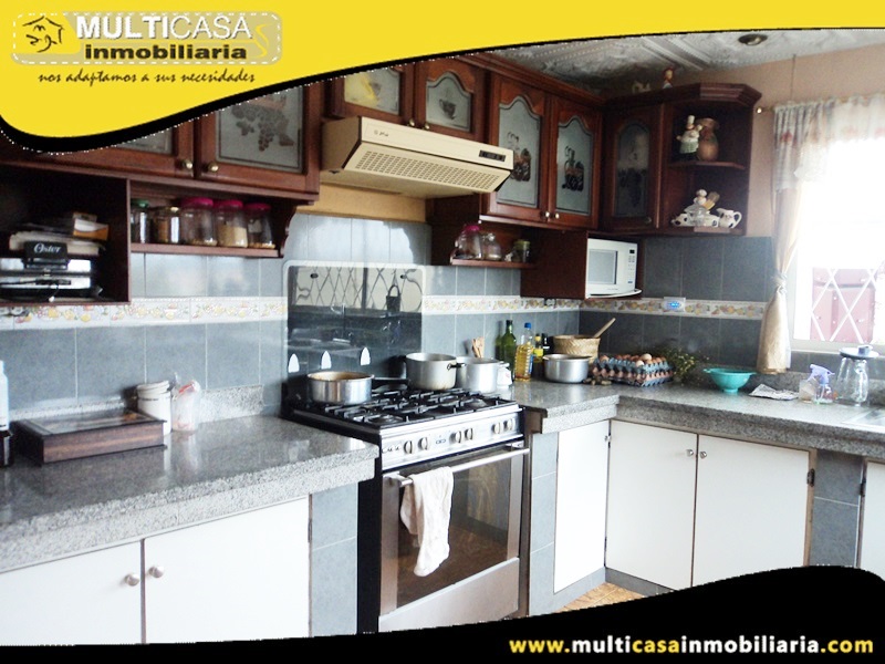 Casa Comercial con Dos Mini Departamentos y Amplio Espacio Verde en Venta a Crédito Sector Uncovia Cuenca-Ecuador