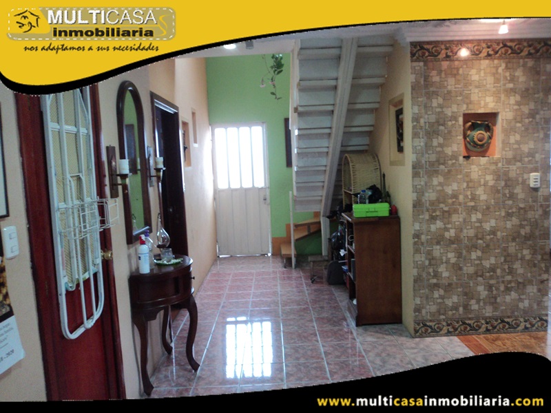 Casa Comercial con Dos Mini Departamentos y Amplio Espacio Verde en Venta a Crédito Sector Uncovia Cuenca-Ecuador