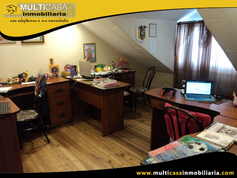 Casa Comercial con Dos Mini Departamentos y Amplio Espacio Verde en Venta a Crédito Sector Uncovia Cuenca-Ecuador