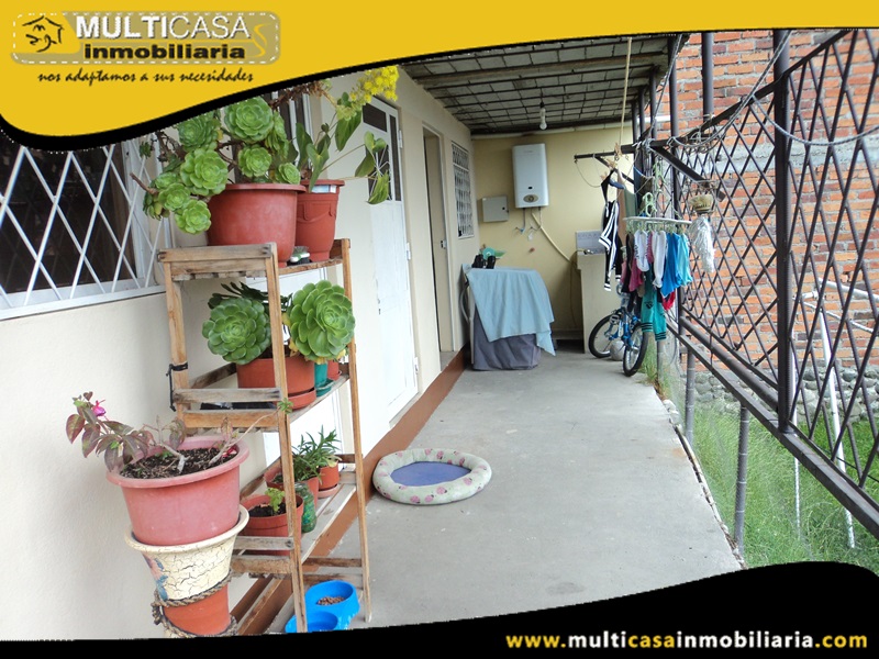 Casa Comercial con Dos Mini Departamentos y Amplio Espacio Verde en Venta a Crédito Sector Uncovia Cuenca-Ecuador