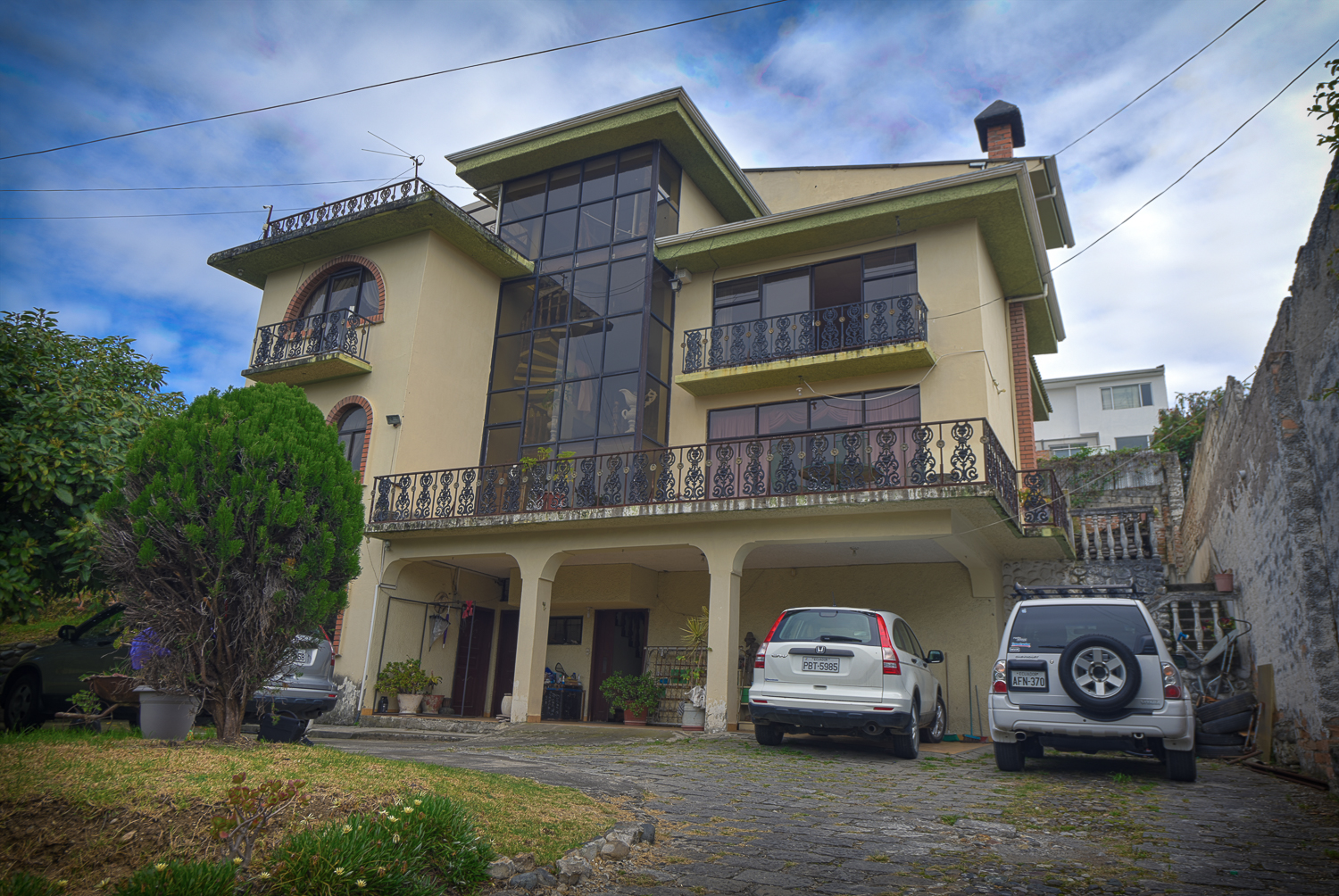 Se Vende Casa de 3 Pisos incluye Departamento Independiente Sector Canal 2 en Cuenca