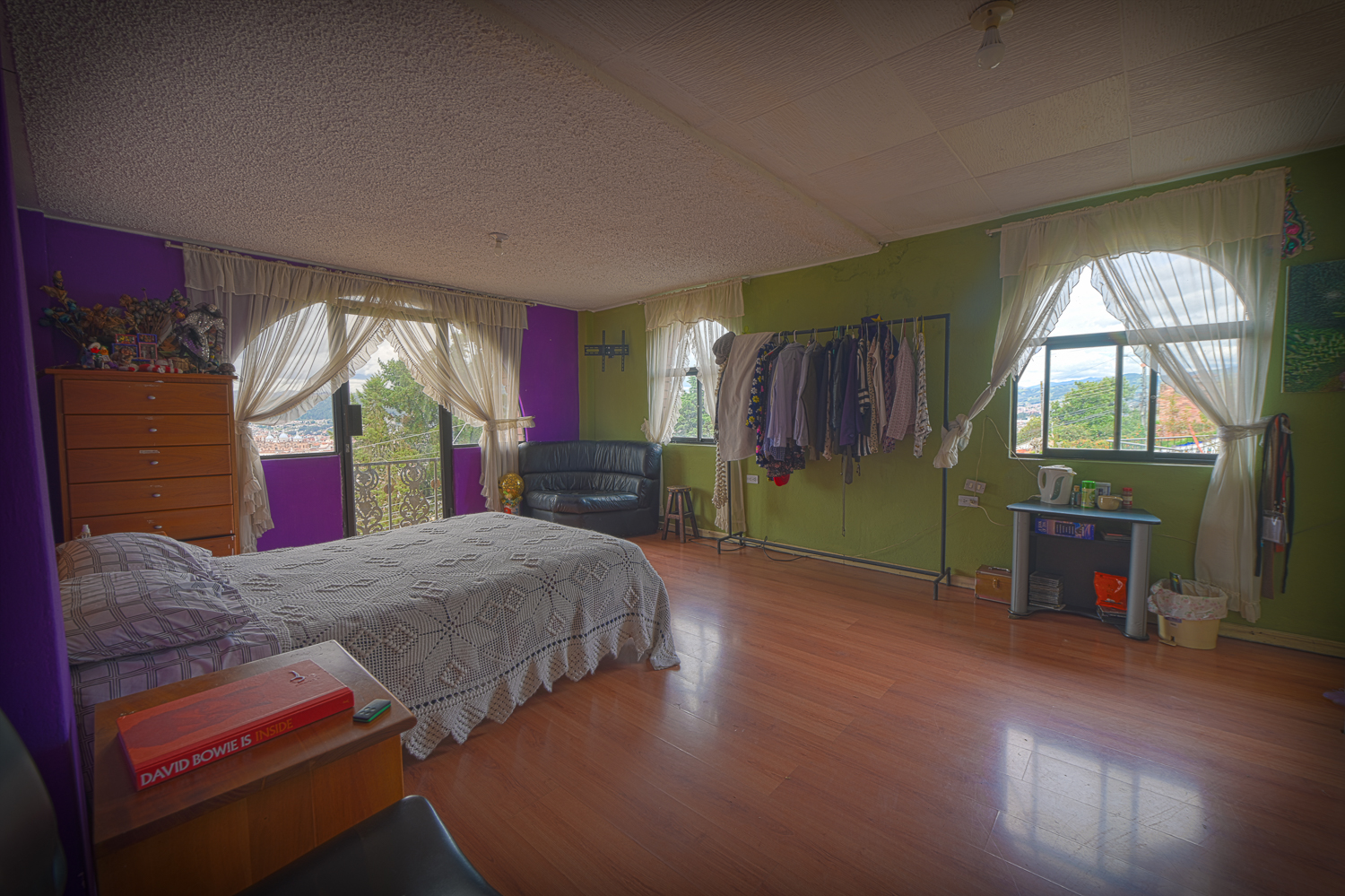 Se Vende Casa de 3 Pisos incluye Departamento Independiente Sector Canal 2 en Cuenca