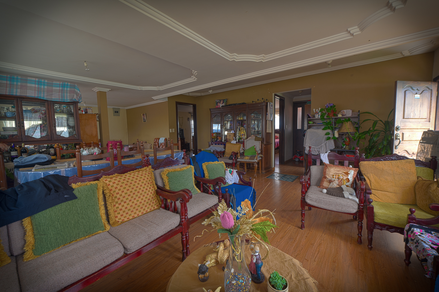 Se Vende Casa de 3 Pisos incluye Departamento Independiente Sector Canal 2 en Cuenca