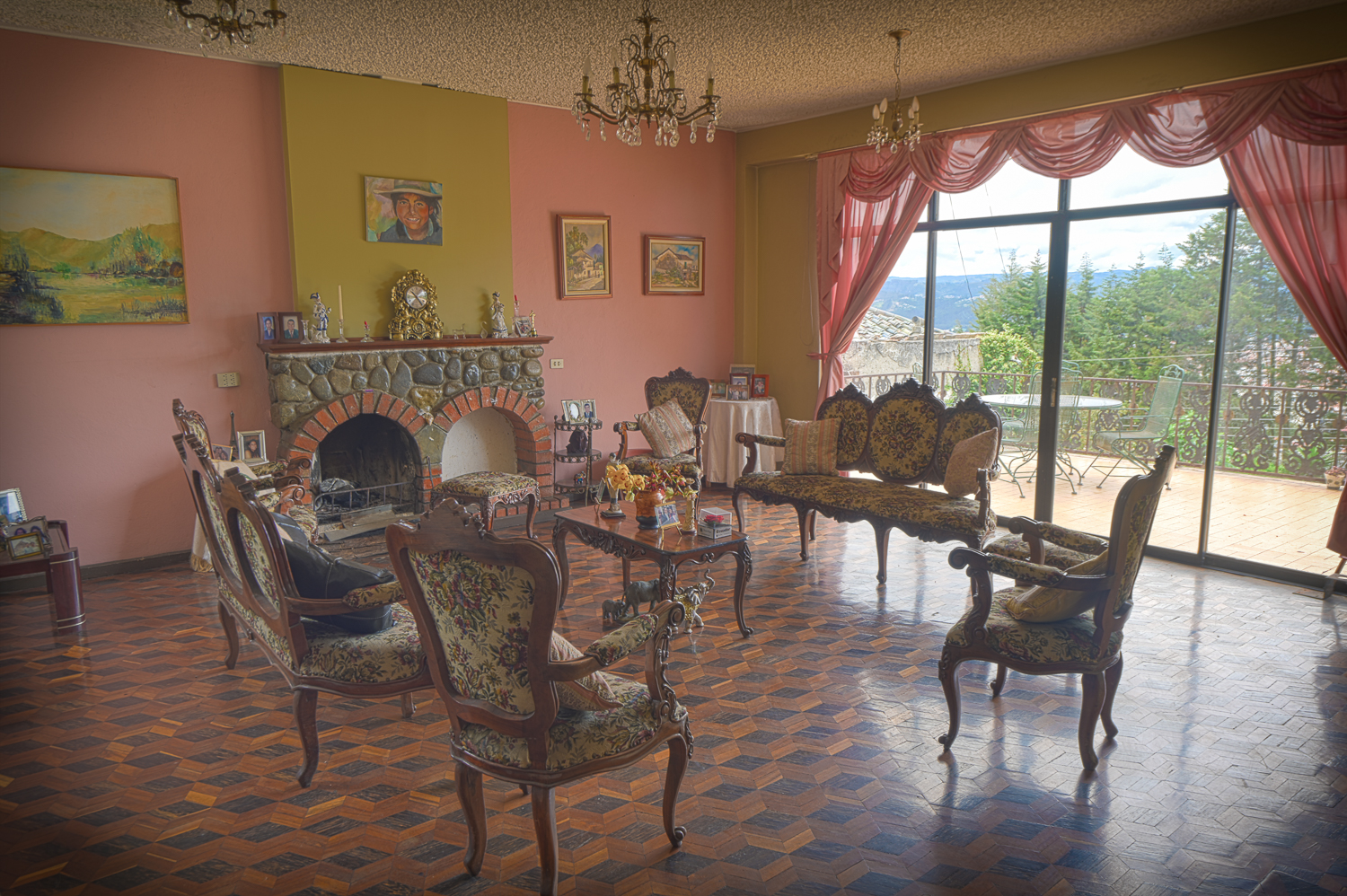 Se Vende Casa de 3 Pisos incluye Departamento Independiente Sector Canal 2 en Cuenca