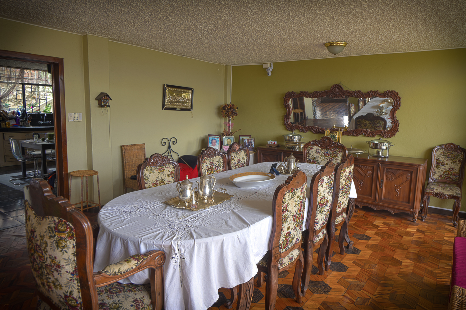 Se Vende Casa de 3 Pisos incluye Departamento Independiente Sector Canal 2 en Cuenca