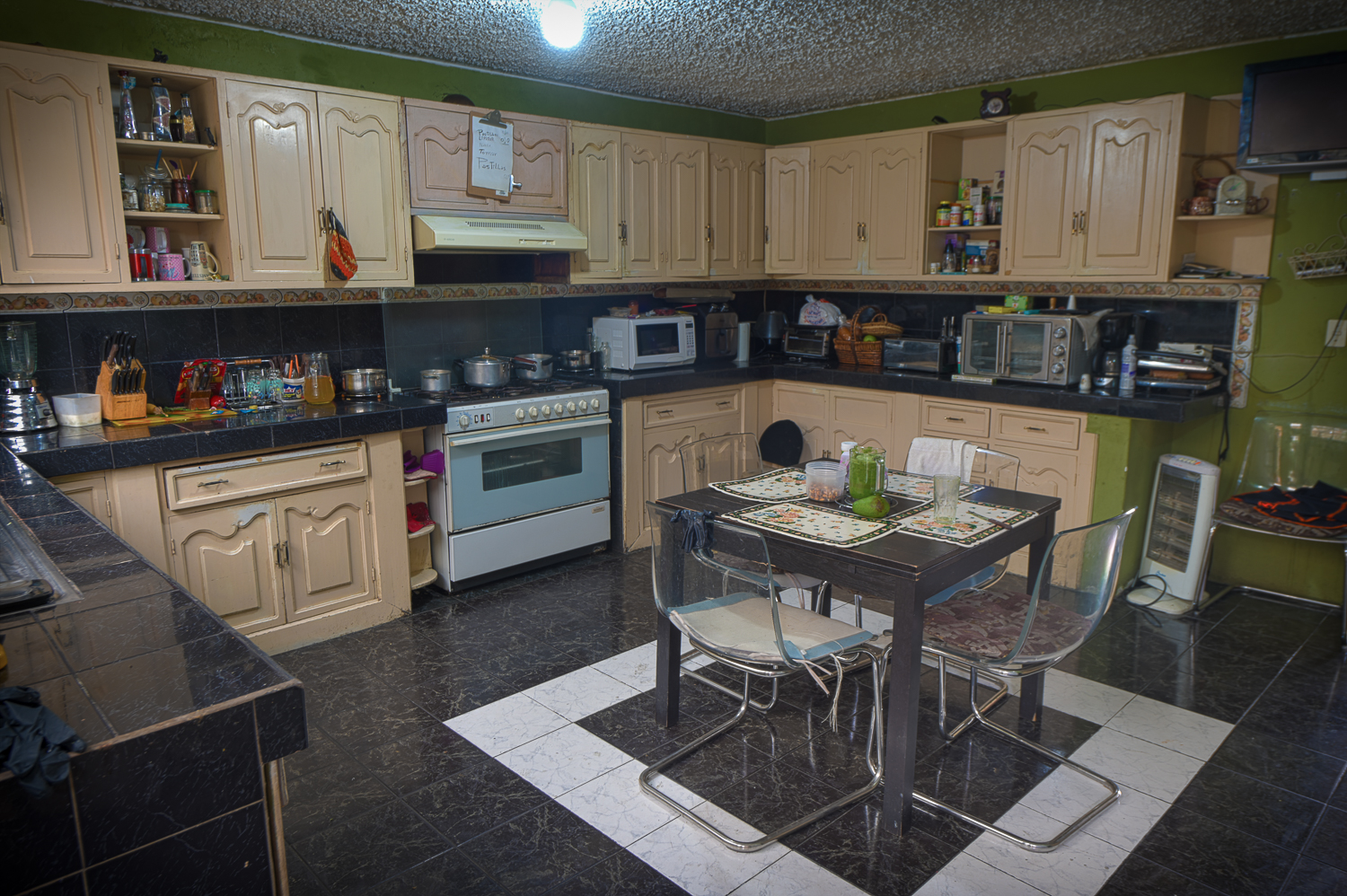Se Vende Casa de 3 Pisos incluye Departamento Independiente Sector Canal 2 en Cuenca