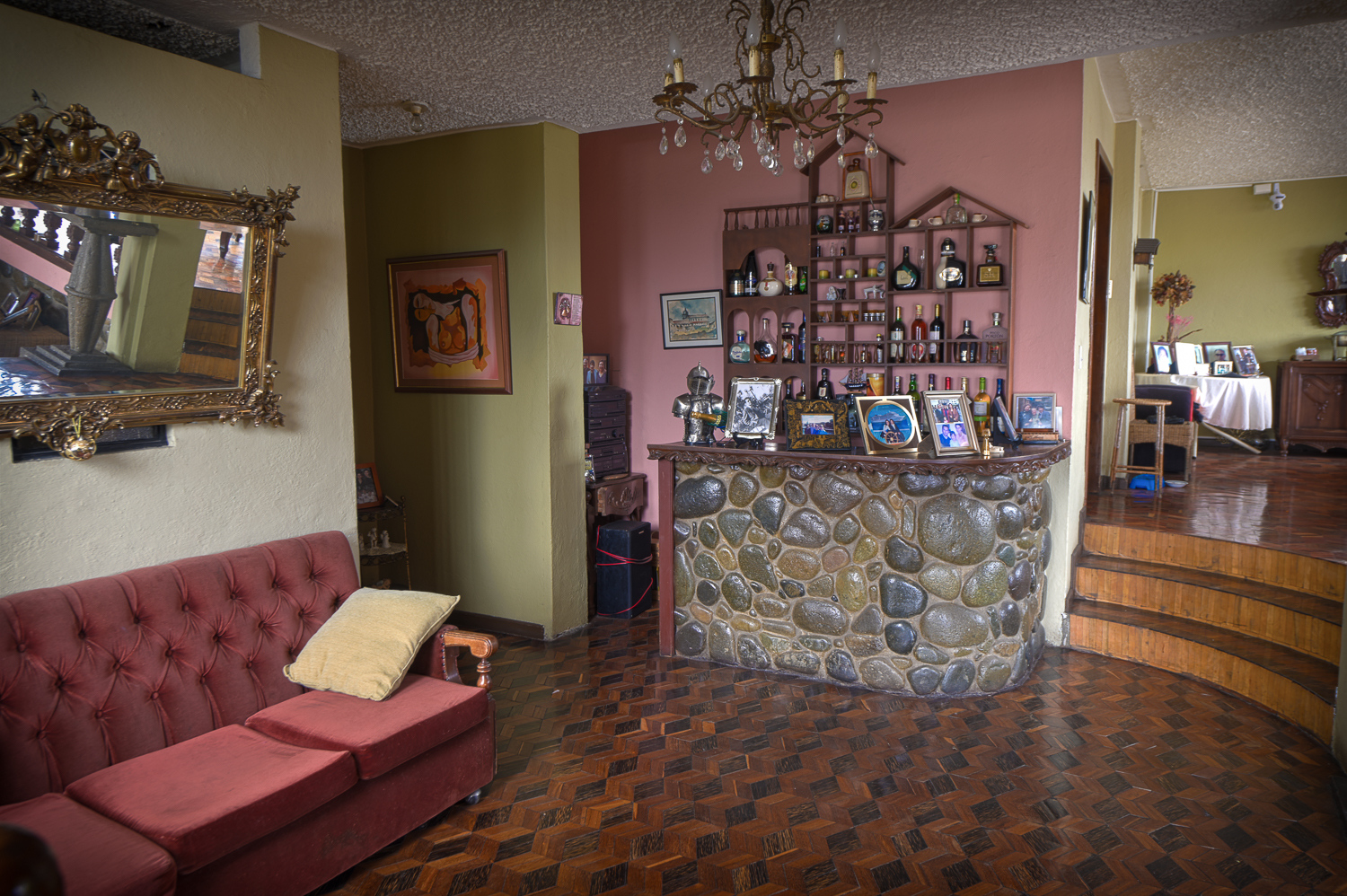 Se Vende Casa de 3 Pisos incluye Departamento Independiente Sector Canal 2 en Cuenca