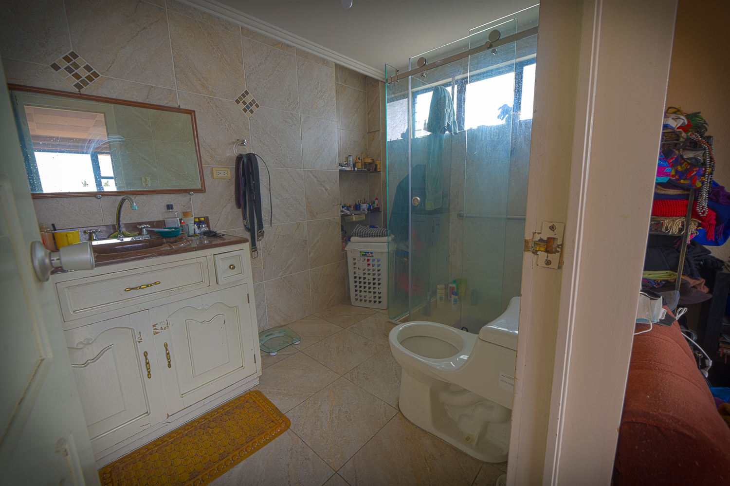 Se Vende Casa de 3 Pisos incluye Departamento Independiente Sector Canal 2 en Cuenca