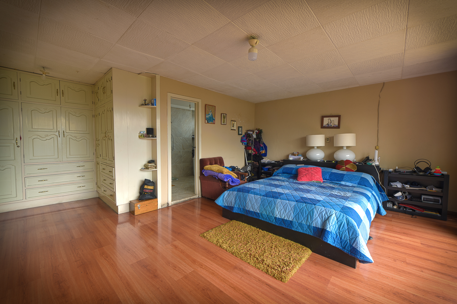 Se Vende Casa de 3 Pisos incluye Departamento Independiente Sector Canal 2 en Cuenca