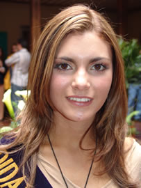 Gabriela Paredes candidata a Reina de Cuenca 2004