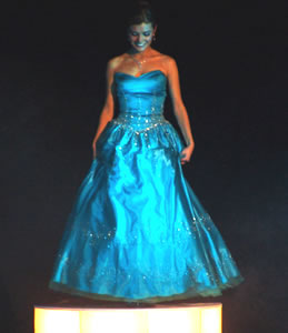 Gabriela Paredes candidata a Reina de Cuenca 2004