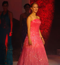 Ivonne Carpio candidata a Reina de Cuenca 2004