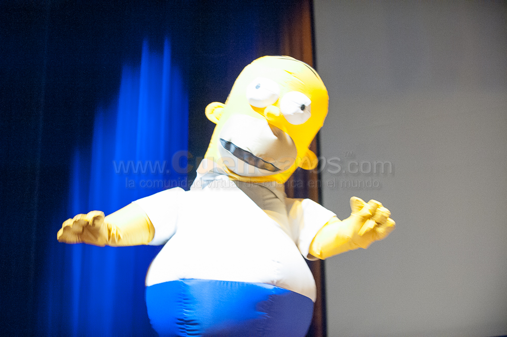 Humberto Velez voz Homero Simpson