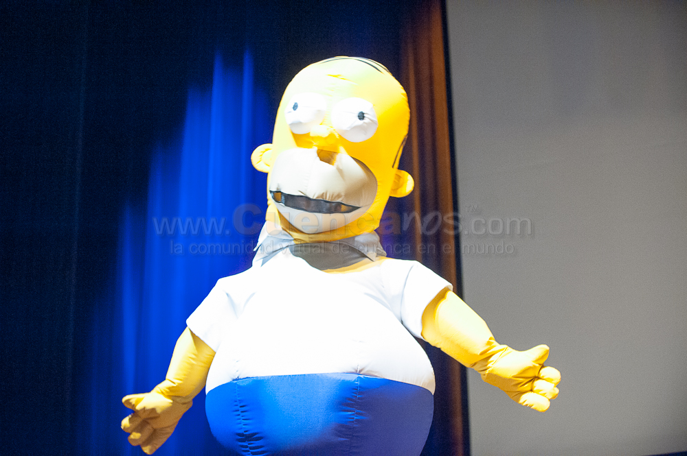 Humberto Velez voz Homero Simpson